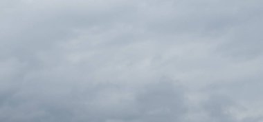 Mavi gökyüzü arkaplanındaki beyaz bulutlar