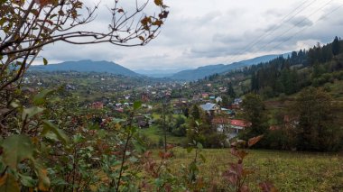 Sonbahar mevsiminde Karpatlar 'ın köyünün manzarası. ukraine.