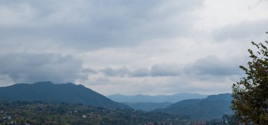 Bulutlu güzel bir dağ manzarası.