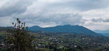 Sonbahar günü Karpat Dağları manzarası