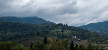 Dağları ve bulutları olan güzel bir manzara