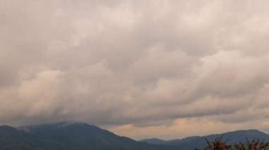 Dağları ve bulutları olan güzel bir manzara