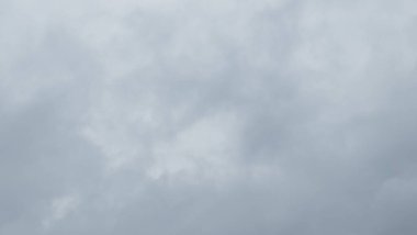 Gökyüzündeki gri bulutlar