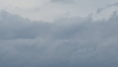 Akşam gökyüzünde gri bulutlar