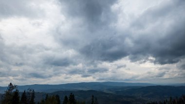 Karpat dağlarında bulutlar