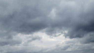 Fırtınadan önce fırtına bulutları. Gökyüzü beyaz bulutlarla kaplıdır..