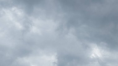 Arkaplanda bulutlar olan gri gökyüzü