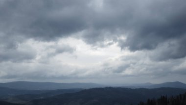 Dağlar ve bulutlar güzel manzara