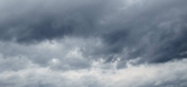 Gökyüzündeki kara bulutlar, doğal arkaplan