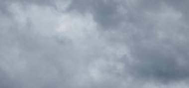 bulut ile koyu mavi gökyüzü