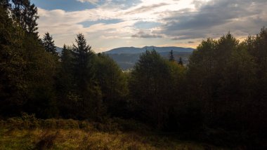 Dağlarda gün batımında dağ manzarası