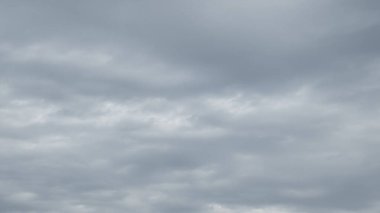 Koyu mavi gökyüzünde koyu gri bir bulut