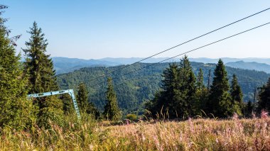 Tepedeki teleferik.