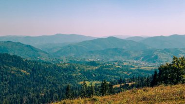 Mavi gökyüzü ve bulutlu dağ vadisi
