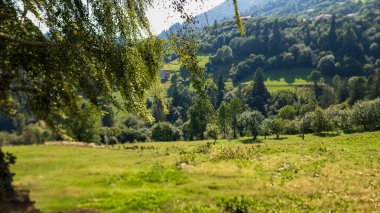 Dağlarla, doğayla, seyahatlerle dolu güzel bir manzara.