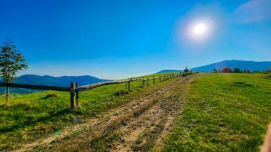 Dağ sırası olan güzel bir manzara.
