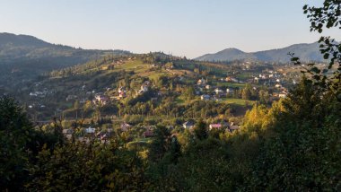 Karpatya ormanındaki güzel dağ manzarası