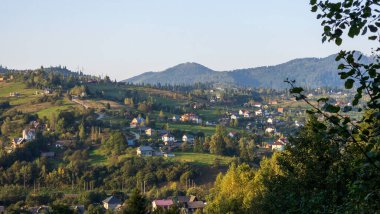 Köydeki dağların manzarası