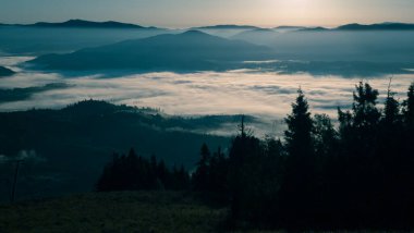 Dağın üstünde güzel bir gün batımı