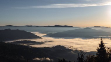 Dağlarda güzel bir gün batımı