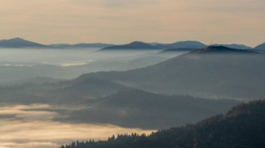Karpatlar 'da bir dağın tepesinde sis