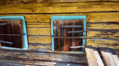 Eski ahşap duvardaki ahşap pencereler