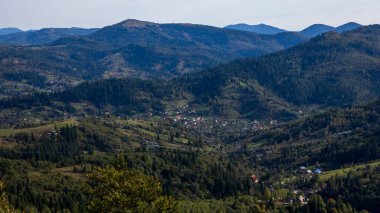 Dağlardaki güzel dağ manzarası