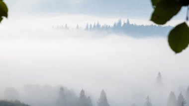 Sis dağların üzerinden sabah.