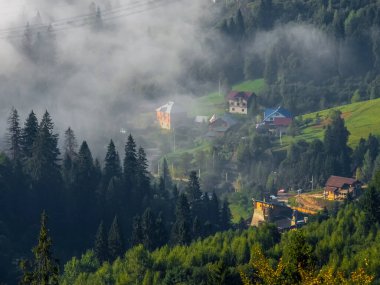 Dağ köyü ve eviyle güzel bir manzara