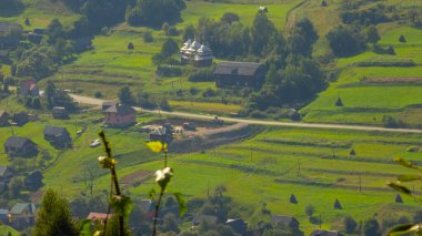 Dağlardaki köyün güzel manzarası