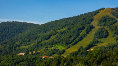 Dağlardaki güzel yaz manzarası