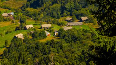 Yeşil ağaçları olan güzel bir dağ köyü
