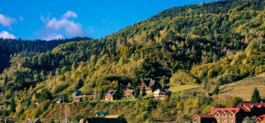 Renkli evleri olan güzel dağ manzarası