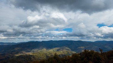 Sabahları dağların güzel manzarası