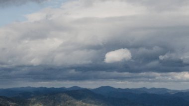 Bulutlu ve gökyüzü olan dağ manzarası