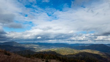 Dağları ve bulutları olan güzel sonbahar manzarası
