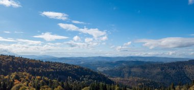 Sonbahar mevsiminde sıradağların manzarası.