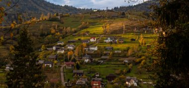 Sonbahar mevsiminde köy