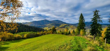 Güzel sonbahar manzarası dağlarda.