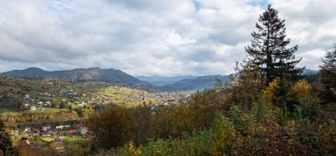 Güneşli bir günde Ukrayna Karpatlar köyünün panoramik manzarası
