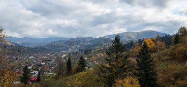 Köyün dağlarında sonbahar manzarası