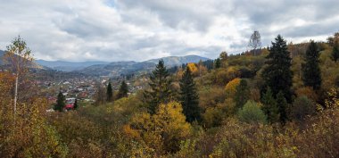 Güzel sonbahar manzarası dağlarda.