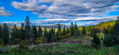 Dağları ve bulutları olan güzel bir manzara