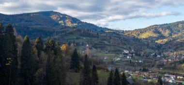 Ağaçlar, ormanlar ve dağlarla dolu güzel sonbahar manzarası