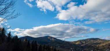 Önünde kar olan güzel dağ manzarası