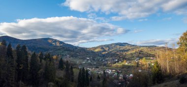 Karpatlar 'da sonbahar manzarası. Dağlardaki güzel sonbahar manzarası Dağlardaki renkli sonbahar ormanı.