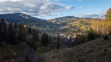 Ukrayna Karpatlarında sonbahar güneşli bir gün, hava aracı manzarası.