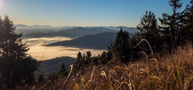 Romanya 'daki dağda gün doğumu
