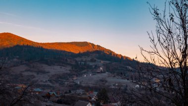 Dağlarda dağları olan güzel bir manzara.