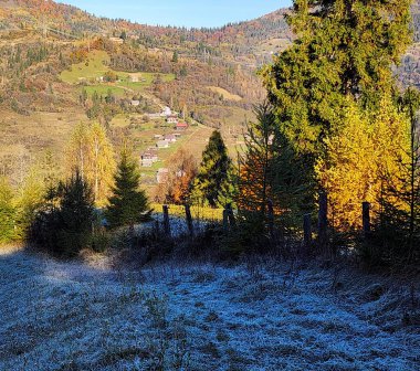 Transilvanya 'daki sonbahar dağ manzarası